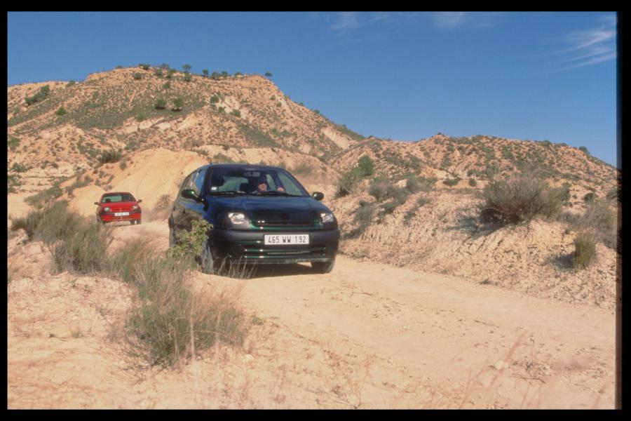  Renault Clio 1998 года  (фото 15 из 106)